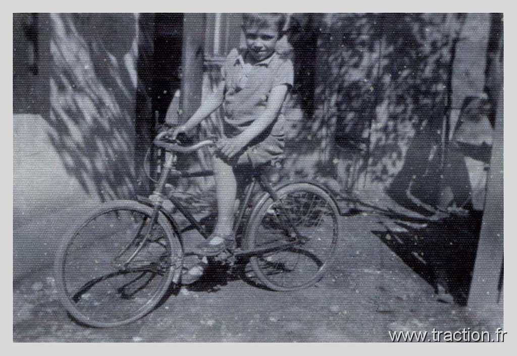 1928_00_00 0068.jpg - 00/00/1928 - LE PRÉ-SAINT-GERVAIS (Seine) 29, rue André Joineau dans la cour de l'Imprimerie LÉVÊQUE - Raymond LÉVÊQUE